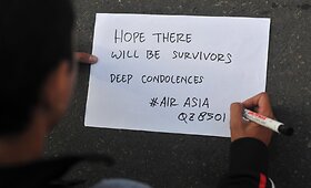 Ie&scaron;koma  &bdquo;AirAsia&ldquo; lėktuvo nuolaužų