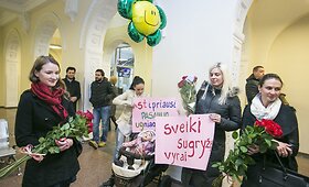 Stipriausių ugniagesių konkurse sužibėjusius vyrus žmonos sutiko ypatingai
