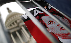 Laukiant sprendimo dėl B.Kavanaugh paskyrimo, prie JAV Kapitolijaus renkasi protestuotojai