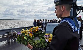 Į Baltijos jūrą nuleisti vainikai žuvusiems atminti
