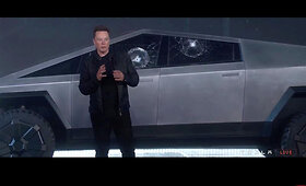Nesėkminga &bdquo;Tesla&ldquo; pikapo pristatymo ceremonija E.Muską privertė raudonuoti