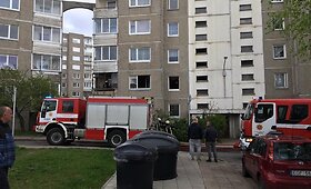 S.Neries gatvėje daugiabučio namo balkone užsidegė padangos