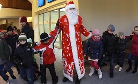 Beglobius vaikus džiugino Kalėdų Senelis