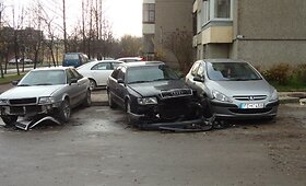 Alytaus kiemuose su BMW naktį siautėję jaunuoliai apdaužė tris automobilius