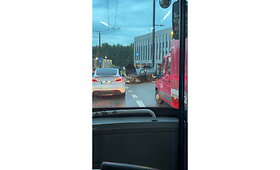 BMW Saulėtekyje rėžėsi į vie&scaron;ojo transporto stotelę