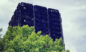 Apanglėjęs &bdquo;Grenfell Tower&ldquo; pastatas ir jo apylinkės