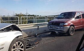 Kaune ant hidroelektrinės tilto susidūrė trys automobiliai