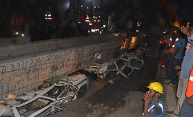 Indijoje sugriuvo viadukas