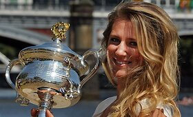 Viktorija Azarenka ir &bdquo;Australian Open&ldquo; nugalėtojos trofėjus