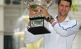 Diena po triumfo: Novako Džokovičiaus pasivaik&scaron;čiojimas su čempiono taure