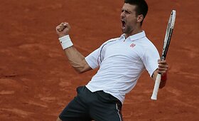Novakas Džokovičius keturis kartus kėlėsi nuo prarajos ir pateko į pusfinalį