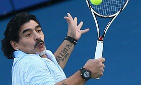 Legendinis futbolininkas Diego Maradona Dubajuje pamėgino žaisti tenisą