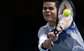 Milo&scaron;as Raoničius nutraukė Rogerio Federerio pergalių seriją ir pateko į pusfinalį Paryžiuje