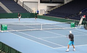 Siemens arena tapo didžiausiu teniso kortu, Lietuvos rinktinė pradėjo pasiruo&scaron;imą Daviso varžyboms