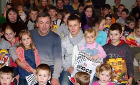 Ričardas Berankis dalijo dovanas vaikų globos namų auklėtiniams 