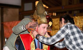 Princas Williamas Japonijoje pasimatavo samurajaus aprangą