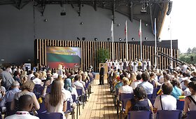 Lietuviai &bdquo;EXPO&ldquo; parodoje lankytojus vilioja maistu: &scaron;akočiais, sūriu, cepelinais