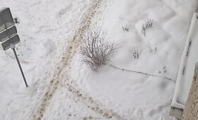 Sniegas ant &scaron;aligatvių Vilniaus Vaduvos gatvėje