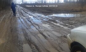 Vilniaus pakra&scaron;čių gatvėse pavasarį klimpsta automobiliai