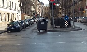 Atliekų konteineriai i&scaron;važiuoja pasivažinėti &Scaron;ermuk&scaron;nių gatve