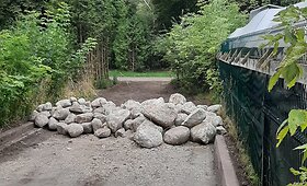 Žvėryne akmenimis užverstas pėsčiųjų praėjimas