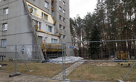 Aptvertas namas Lazdynuose, kur nukrito dalis balkono