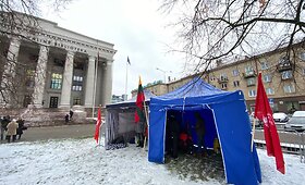 Protestas prie Seimo dėl mokamo testavimo, galimybių paso