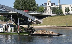Specialus laivas valo Neries dugną