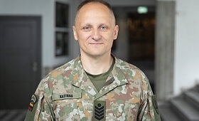 Lietuvos kariuomenės seržantas majoras Remigijus Katinas ir jo &scaron;eima