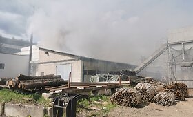 Panevėžyje dega medienos apdirbimo įmonės cechas
