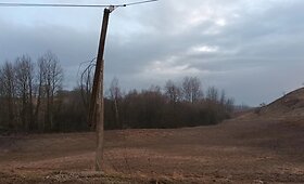 Pasvirę stulpai Elektrėnų savivaldybės Rusakalnio kaime