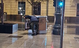 Stulpeliai Gedimino prospekte ir darbuotojai &scaron;alia jų