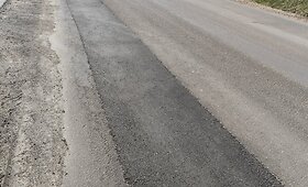 Asfaltas po žiemos Žaliųjų ežerų gatvėje