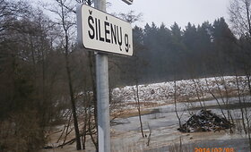 Įtariama, kad Vilniaus Antakalnio seniūnijoje tekantį Veržuvos upelis ter&scaron;ia namai &scaron;alia