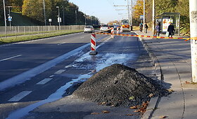 Asfaltuojamas įvažiavimas į T.Narbuto stotelę Vilniuje