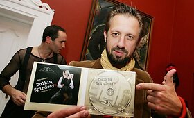 Linas Adomaitis pristatė albumą &scaron;okio spektakliui &bdquo;Dulkių spindesys&ldquo;