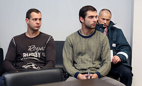 Kauniečių, įtariamų sumu&scaron;usių stovėjimo aik&scaron;telių darbuotoją, teismas