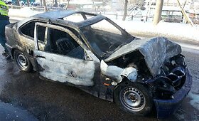 Kaune po susidūrimo su autobusu sudegė BMW