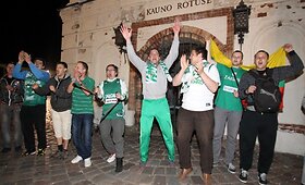 &bdquo;Žalgirio&ldquo; gerbėjai pergalę LKL finale &scaron;ventė Rotu&scaron;ės aik&scaron;tėje