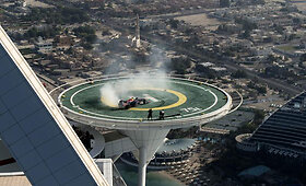 &bdquo;Saulutės&ldquo; &bdquo;Red Bull Racing&ldquo; bolidu ant &bdquo;Burj Al Arab&ldquo; straigtasparnių nusileidimo aik&scaron;telės