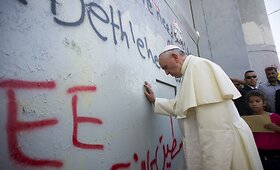 Popiežius Pranci&scaron;kus, lankydamasis Betliejuje, netikėtai sustojo prie Vakarų Krantą ir Jeruzalę skiriančios sienos