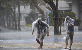 Indiją talžė smarkus ciklonas, taifūnas smogė Japonijai