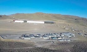 Pažvelkite į Elono Musko &bdquo;Gigafabriką&ldquo;