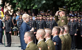 Dalia Grybauskaitė suteikė pirmąjį karininko &ndash; leitenanto &ndash; laipsnį Generolo Jono Žemaičio Lietuvos karo akademijos absolventams