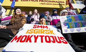 Mokytojų palaikymo akcija  &bdquo;&Scaron;MM, i&scaron;girsk mokytojus&ldquo; prie Vilniaus Žemynos progimnazijos