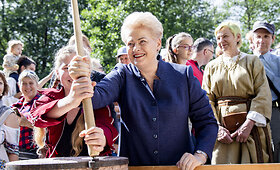 Dalia Grybauskaitė lankėsi medkopio pabaigos &scaron;ventėje senovinės bitininkystės muziejuje