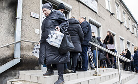 Žmonės perka dezinfekcinį skystį &bdquo;Vilniaus degtinės&ldquo; parduotuvėje