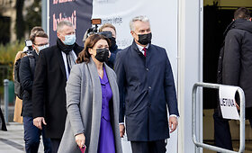 Gitanas Nausėda su žmona Diana balsavo antrame Seimo rinkimų ture