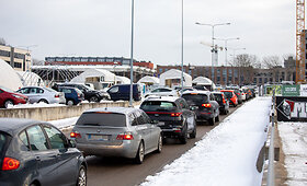 Eilės prie COVID-19 testų