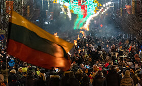 Gedimino prospekte suliepsnojo &scaron;e&scaron;iolika simbolinių Vasario 16-osios laužų